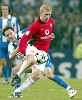 Manchester United's Paul Scholes (R) is challenged by Porto FC's Dimitri Alenichev during their European Champions League first knockout round first leg match