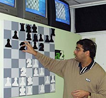 Viswanathan Anand explaining his moves to the media after his win over Jan Timman in the 11th round