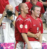 England's David Beckham and Wayne Rooney (R) celebrate during their game against Croatia