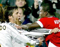 Bayern Munich's Ghanaian Samuel Kuffour and Real Madrid's Raul Gonzalez (L) get into a fight