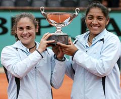 Virginia Ruano Pascual (left) and Paola Suarez with the French Open women's doubles trophy