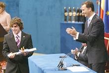 Spain's Prince Felipe de Borbon (R) claps after handing over the Prince of Asturias award for Sports to Spanish driver and Formula 1 World Champion Fernando Alonso.