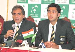 Pakistan's non-playing captain Rashid Malik and Aisam Qureshi