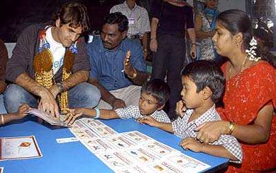 Roger Federer interacts with Tsunami-affected children in Cuddalore
