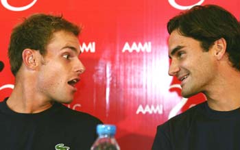 Andy Roddick (left) and Roger Federer