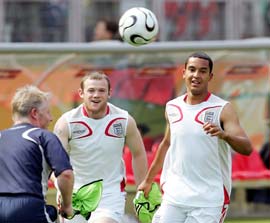 Wayne Rooney (left) and Theo Walcott