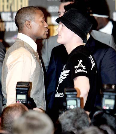 Floyd Mayweather Jr. (L) of the US and Ricky Hatton of Britain