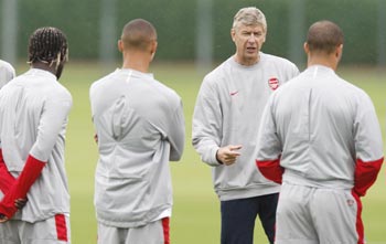 Arsenal manager Arsne Wnger with his players