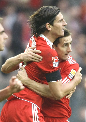 Bayern Munich's Mario Gomez (left) and Miroslav Klose celebrate
