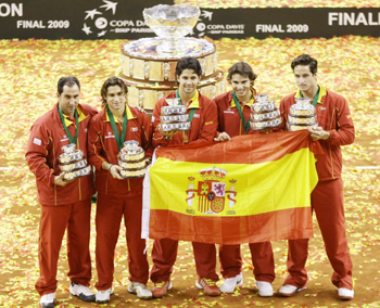 Spain team with the Davis Cup