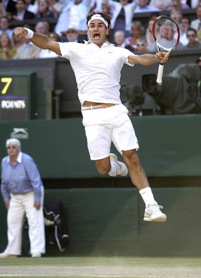 Federer celebrates after defeating Roddick