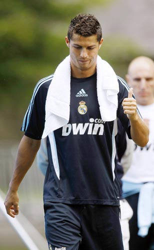 cristiano ronaldo real madrid training. Cristiano Ronaldo gestures to