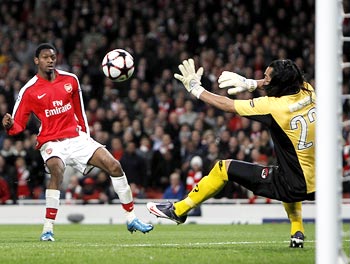 Abou Diaby scores Arsenal's fourth goal