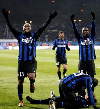 Inter Milan players celebrate winning against Dynamo Kiev