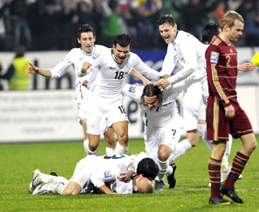 Slovenia's players celebrate after beating Russia to qualify for the 2010 World Cup