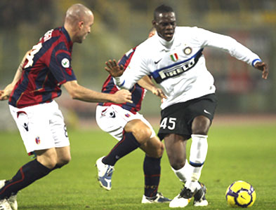 Inter Milan's Balotelli (right) challenges Bolgna's Raggi during their Serie A match at Dall'Ara stadium in Bologna on Saturday