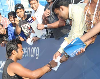 Leander Paes signing autographs after his victory