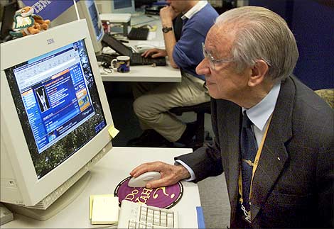 President of the International Olympic Committee (IOC), Juan Antonio Samaranch, browses the official web site of the Sydney 2000 Olympic Games during a visit to the Technology Command Centre, September 26, 2000. Samaranch returned to Australia following the recent death of his wife