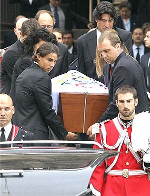 Spanish tennis player Rafael Nadal (left), former basketball player Jordi VIllacampa (top rightR) and Barcelona's handball player David Barrufet (right) help carry the coffin of former International Olympic Committee president Juan Antonio Samaranch