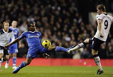 Tottenham Hotspur's Roman Pavlyuchenko challenges Chelsea's Florent Malouda during their EPL match