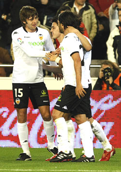 Valencia's players celebrate after Villa scored against Getafe