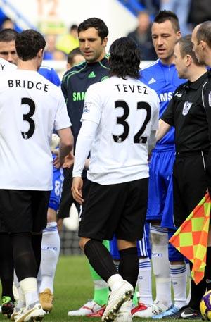 Man City defender Wayne Bridge (left) refuses to shake hands with Chelsea captain John Terry (3rd right)