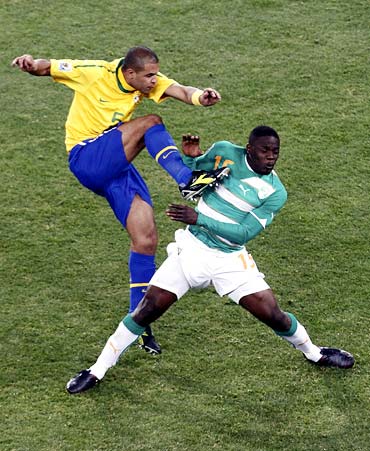 Felipe Melo (left) fights for the ball with Ivory Coast's Aruna Dindane