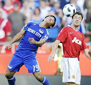 Kansas City Wizards' forward Sunil Chhetri (left) knocks a header into Manchester United's midfielder Tom Cleverley during the friendly match in Kansas City on Sunday