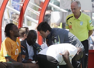Didier Drogba on the bench watched by coach Sven-Goran Eriksson