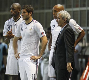 Coach Raymond Domenech alongwith French players