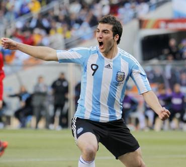 http://im.rediff.com/sports/2010/jun/17higuain.jpg