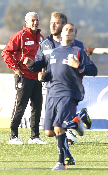 marcello lippi (left) at a training session