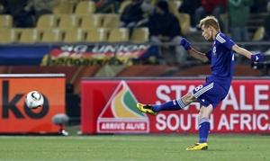 Keisuke Honda scores Japan's opening goal