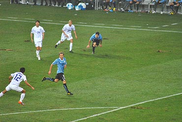 Suarez (right) and Forlan foray into South Korea's half