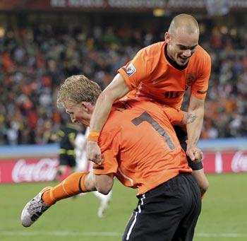 Wesley Sneijder is chaired after scoring