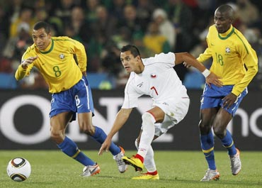 Alexis Sanchez strikes past Brazilian defenders