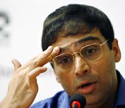 http://im.rediff.com/sports/2010/may/12vishy.jpg