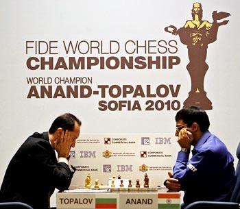 Viswanathan  Anand in action against Veselin Topalov