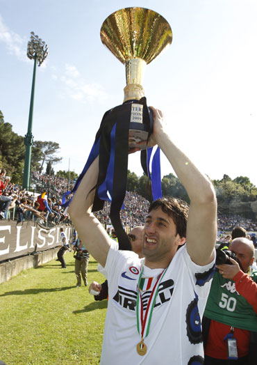 Diego Milito with the trophy