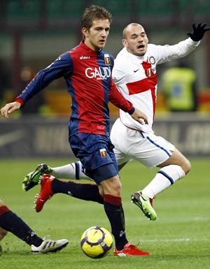 Inter Milan's Wesley Sneijder (R) fights for the ball with Genoa's Domenico Criscito during their Italian Serie A soccer match