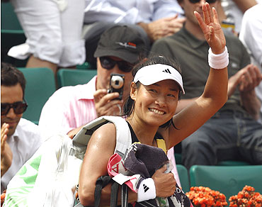 Kimiko Date Krumm acknowledges the crowd after her first round victory