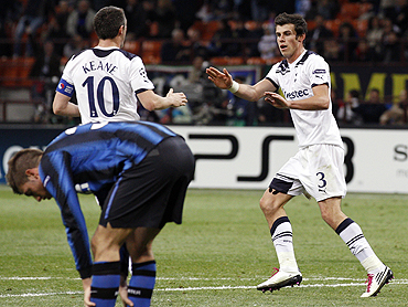 Tottenham Hotspur's Gareth Bale (right) celebrates with teammate Robbie Keane after scoring against Inter Milan