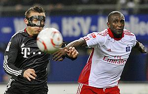 Bayern Munich's Ivica Olic and Hamburg SV's Collin Benjamin vie for possession during their Bundesliga match in Hamburg on Friday