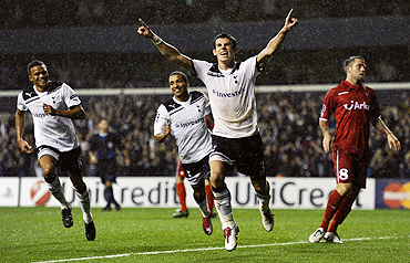 Tottenham Hotspur's Gareth Bale celebrates with teammates after scoring against FC Twente