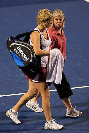 Kim Clijsters leaves the court after withdrawing from her match