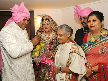 Delhi CM Sheila Dikshit (centre) greets Sushil's bride Savi and Satpal