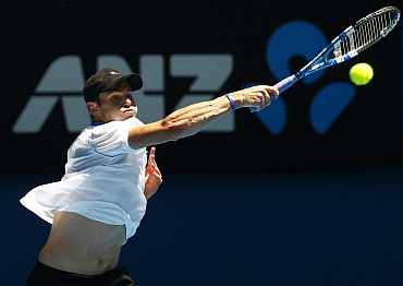 Andy Roddick serves during his match against Younes El Aynaoui at the Australian Open