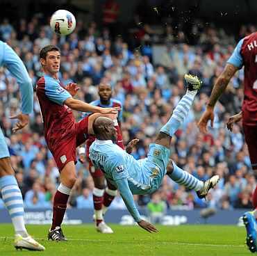 Mario Bolleteli scores against Aston Villa