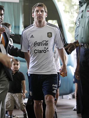 Lionel Messi arrives at Ruposhi Bangla hotel in Dhaka on Monday