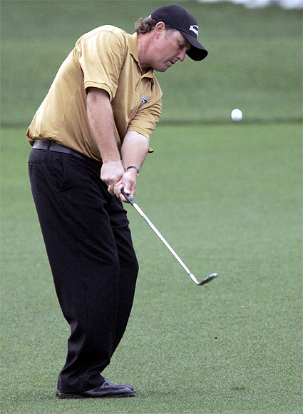 Phil Mickelson of the US chips to the second hole during third round in the 2006 Masters golf at Augusta on April 8, 2006